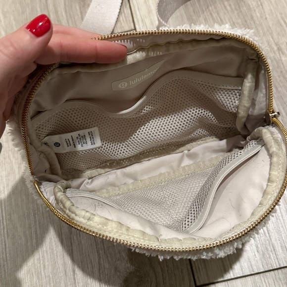 Lululemon Ivory Sherpa Belt Bag with Gold Accents - Picture 4 of 7